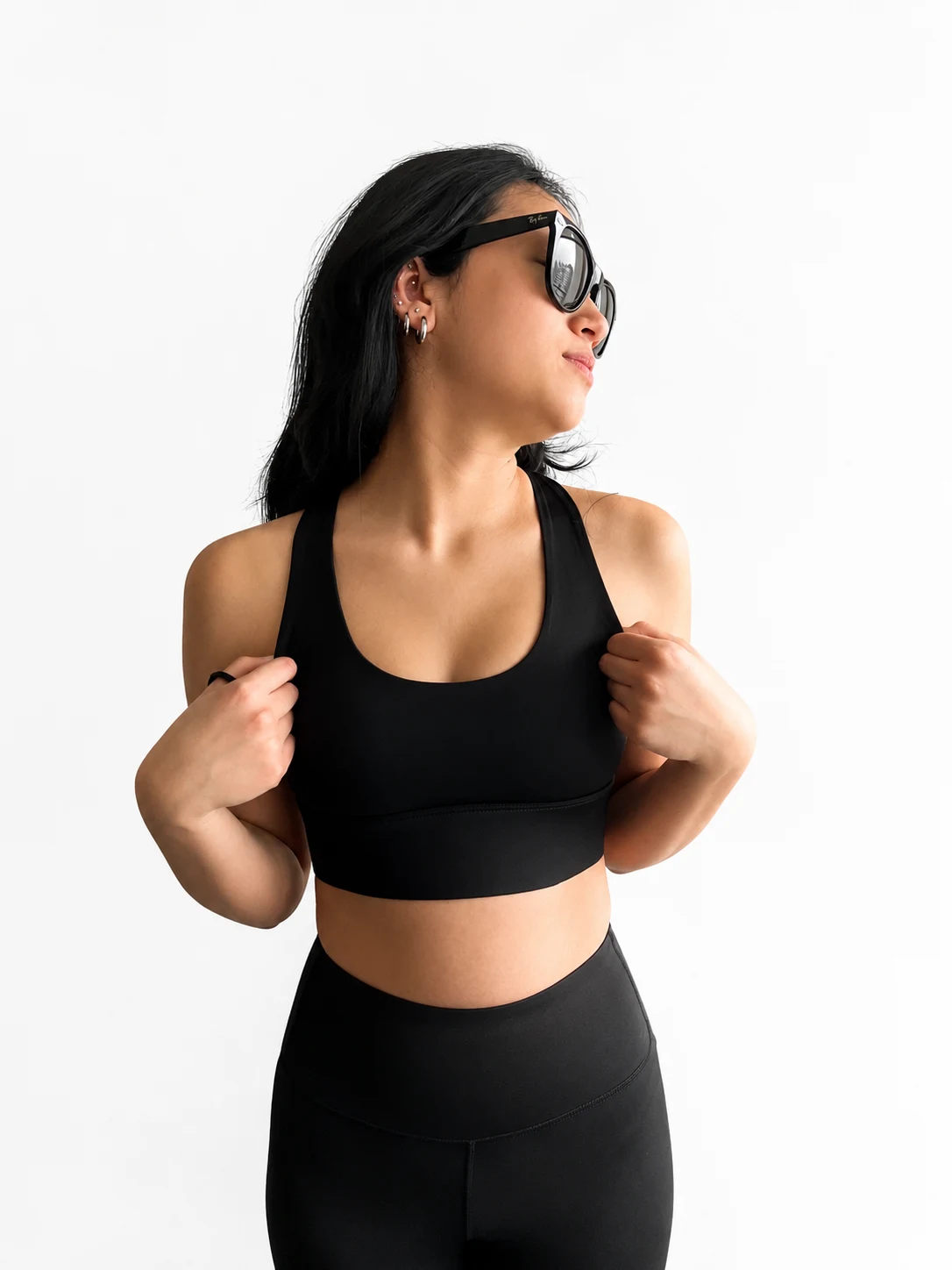 Modelo de Indiscreta de espalda con outfit negro